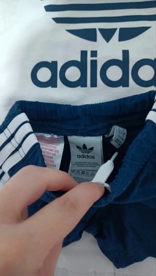 Conjunto Adidas niño blanco y azul talla 0-3 meses