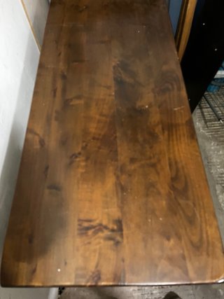 Escritorio de madera antiguo con cajones