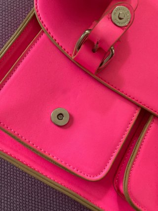 Bolso rosa brillante con bandolera