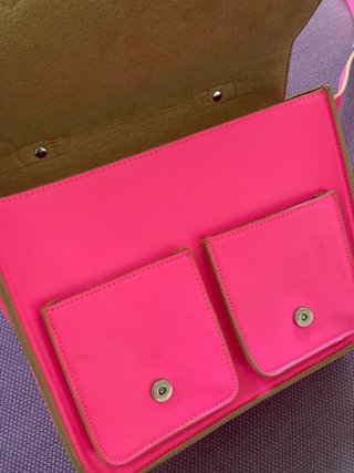 Bolso rosa brillante con bandolera