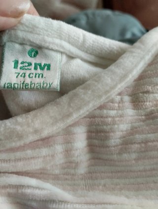 Saco de bebé blanco con hipopótamo