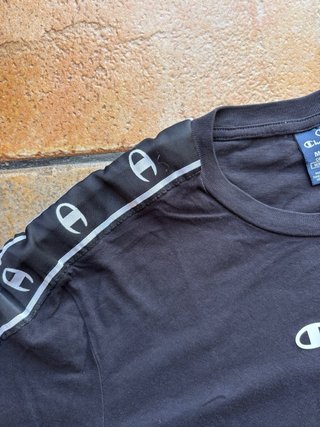 Camiseta Champion Negra Logo Tape Talla M