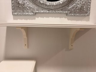 Balda de madera blanca con soportes