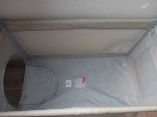 Cuna de viaje marca asalvo con estampado de leon