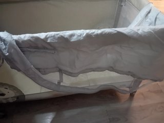 Cuna de viaje marca asalvo con estampado de leon