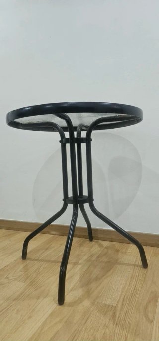 Tavolo rotondo in vetro e metallo nero