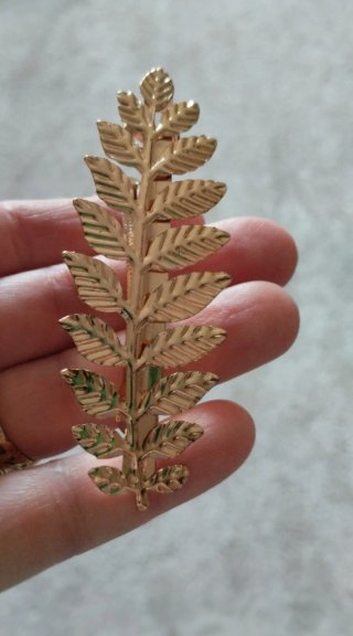Gancho de cabelo dourado em formato de folhas