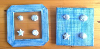 2 Estanterías de madera y 2 cuadros decorativos.