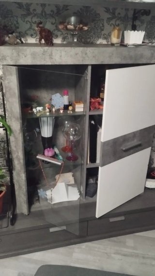 Vitrina gris y blanca con puertas de cristal