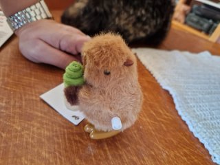 Capibara de peluche con zanahoria