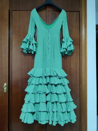 Traje de flamenca verde con volantes