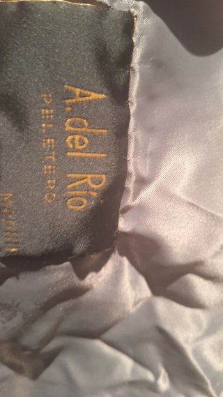 Abrigo de piel beige y blanco