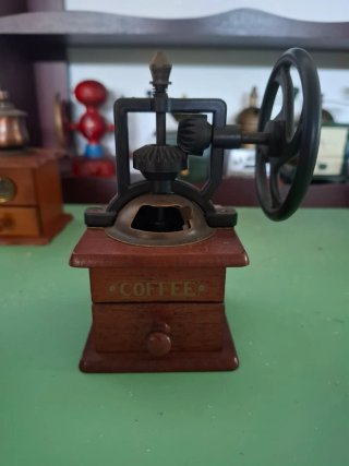 Collezione 15 macinini vintage e teca in legno.