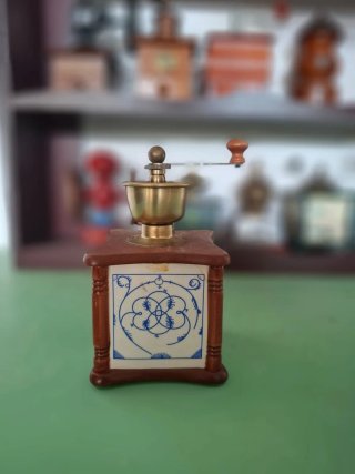 Collezione 15 macinini vintage e teca in legno.