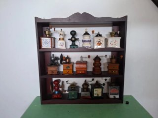 Collezione 15 macinini vintage e teca in legno.