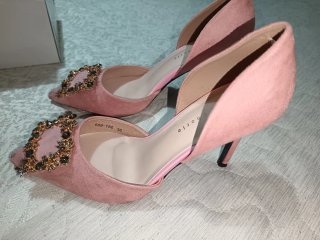 Zapatos de tacón rosa con pedrería