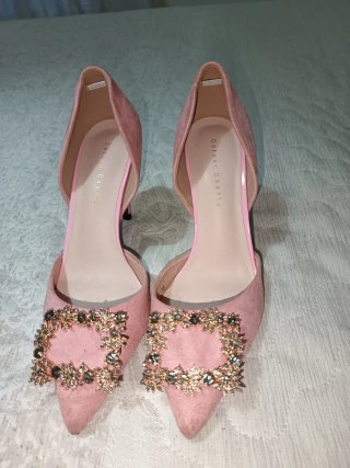 Zapatos de tacón rosa con pedrería