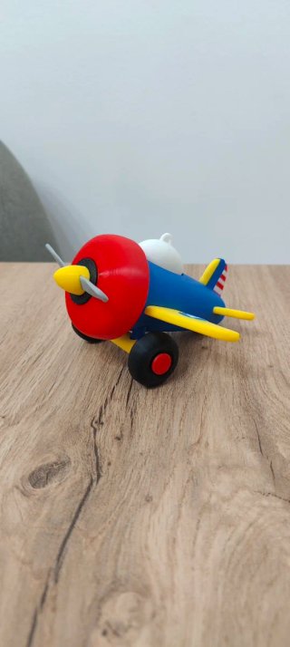 Avión de juguete azul y amarillo