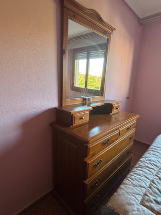 Cómoda de madera con espejo