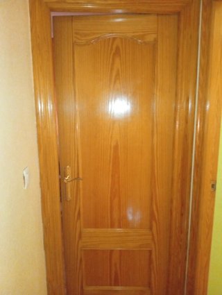 Puerta de madera con cristal