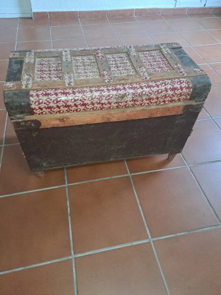 Baúl antiguo de madera, metal y tela