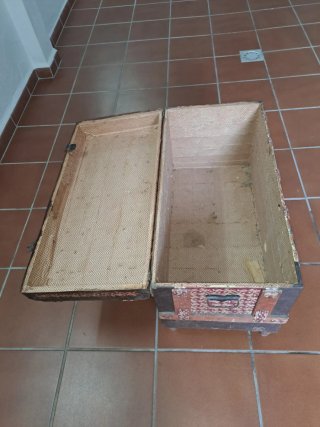 Baúl antiguo de madera, metal y tela