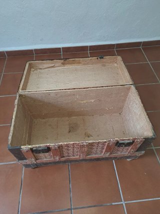 Baúl antiguo de madera, metal y tela