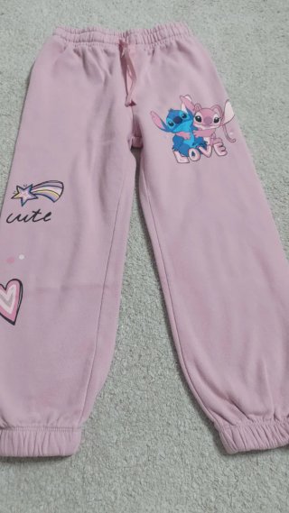Stoc vestiti per la bambinae 4-6 anni.