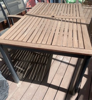 Tavolo da esterno in legno e metallo