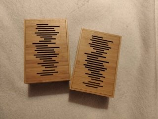 Altavoces de madera con diseño