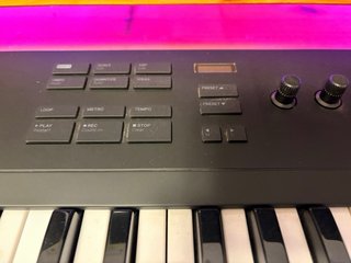 Teclado MIDI Korg komplete kontrol A61