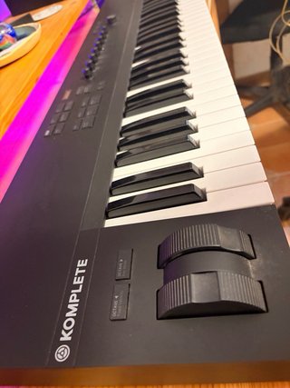 Teclado MIDI Korg komplete kontrol A61