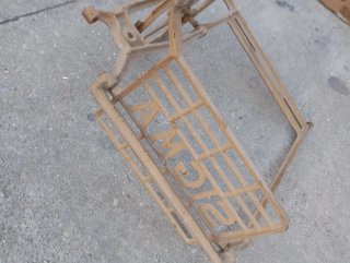 Pieza de máquina de coser antigua