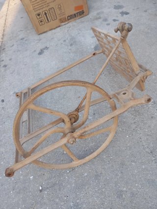 Pieza de máquina de coser antigua