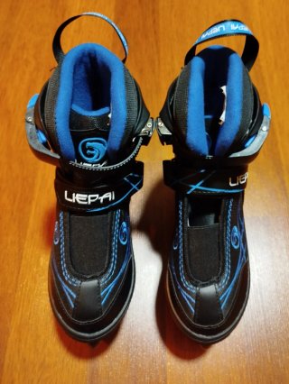 Patines en línea negros y azules
