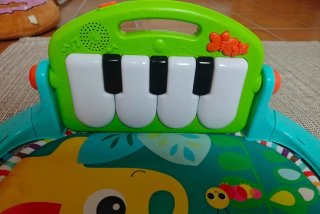 Gimnasio para bebé con piano y arco de juegos