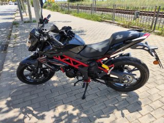 Benelli BN 125 Naked Negra y Roja