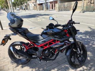 Benelli BN 125 Naked Negra y Roja