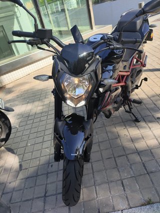 Benelli BN 125 Naked Negra y Roja