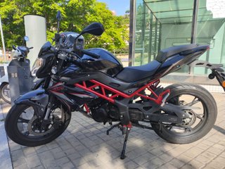 Benelli BN 125 Naked Negra y Roja