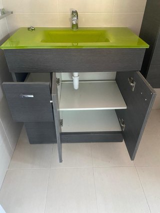 Mueble de lavabo y armario vertical lateral