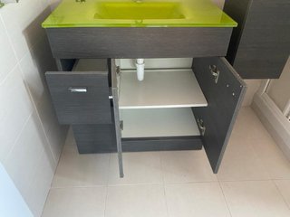 Mueble de lavabo y armario vertical lateral