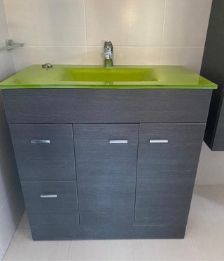 Mueble de lavabo y armario vertical lateral