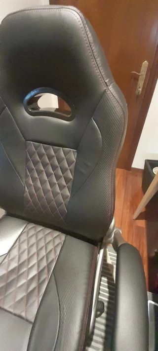 Silla gaming negra estilo racing como nueva