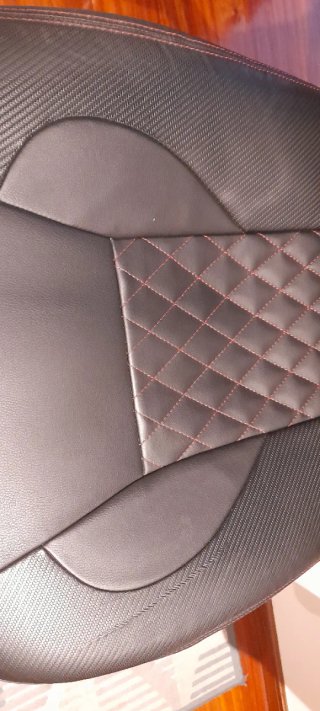 Silla gaming negra estilo racing como nueva