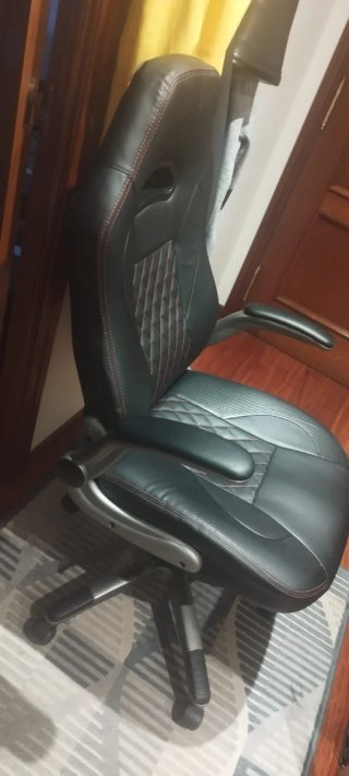 Silla gaming negra estilo racing como nueva