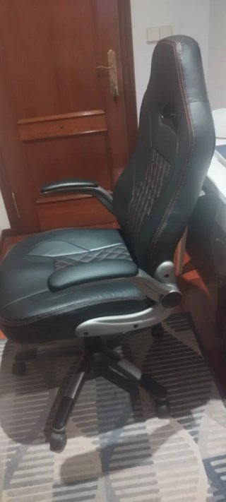 Silla gaming negra estilo racing como nueva