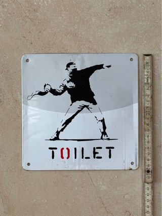 Insegna Toilet Banksy Style