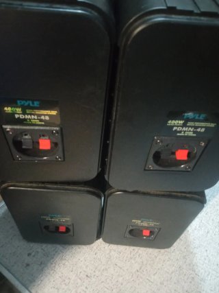 4 altavoces negros