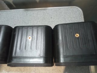 4 altavoces negros